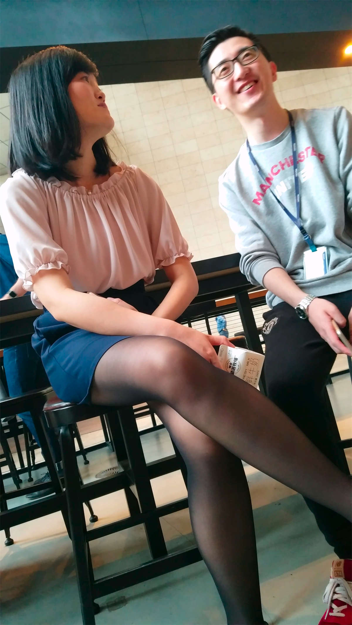 街拍视频黑色丝袜高跟美女-日更街拍