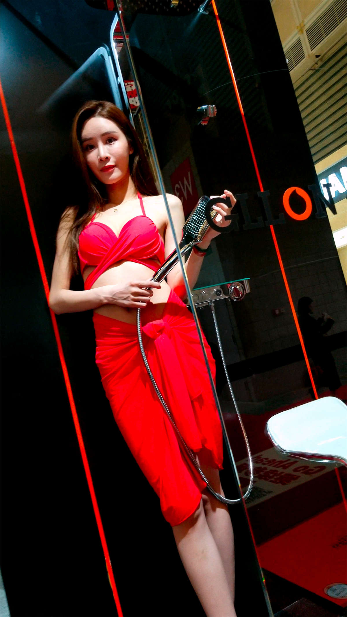 图片[2]-性感火辣身材红色展会靓模-日更街拍