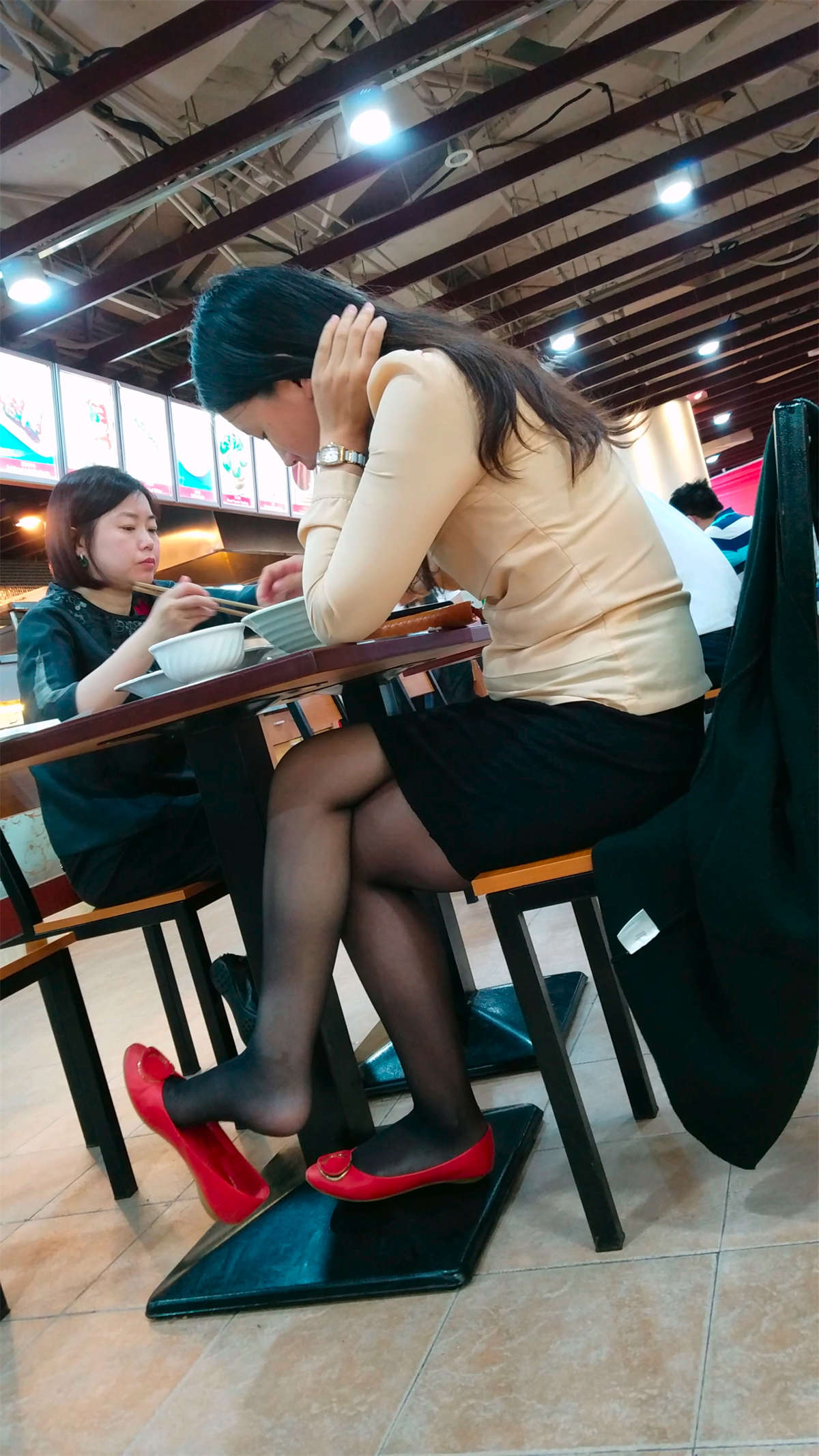 图片[2]-饭店吃东西的黑丝脚丫挑鞋玩-日更街拍