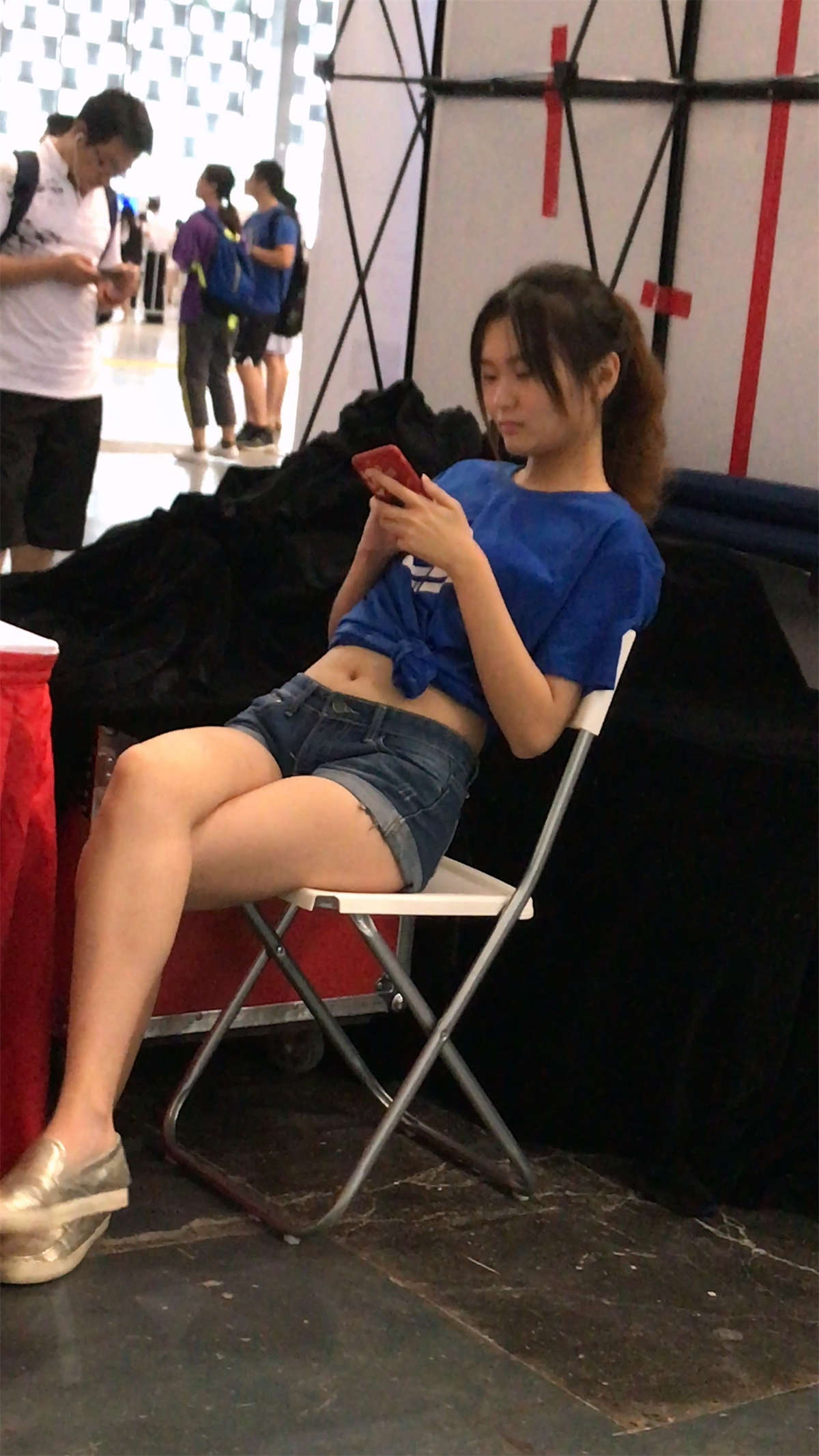 图片[2]-超短牛仔热裤街拍蓝色T恤露脐小清新美女-日更街拍