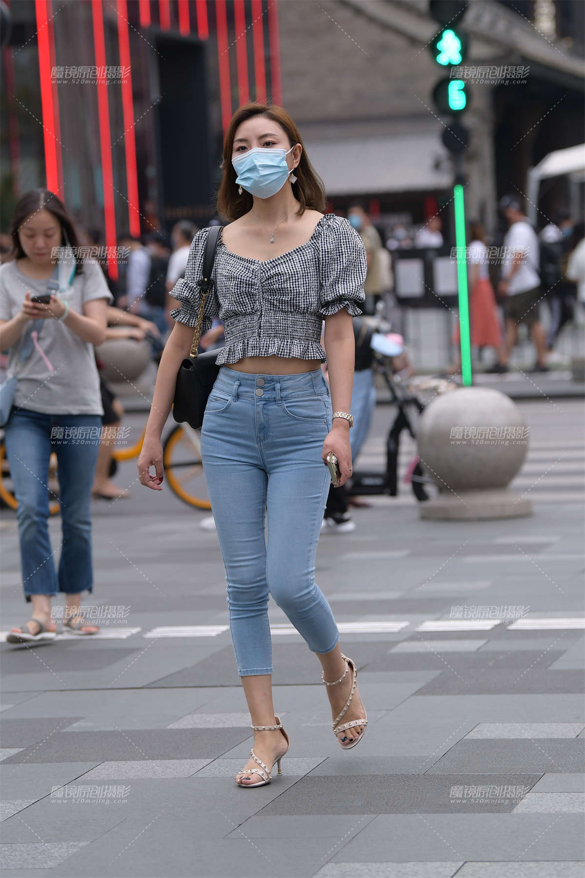 露腰紧牛-日更街拍