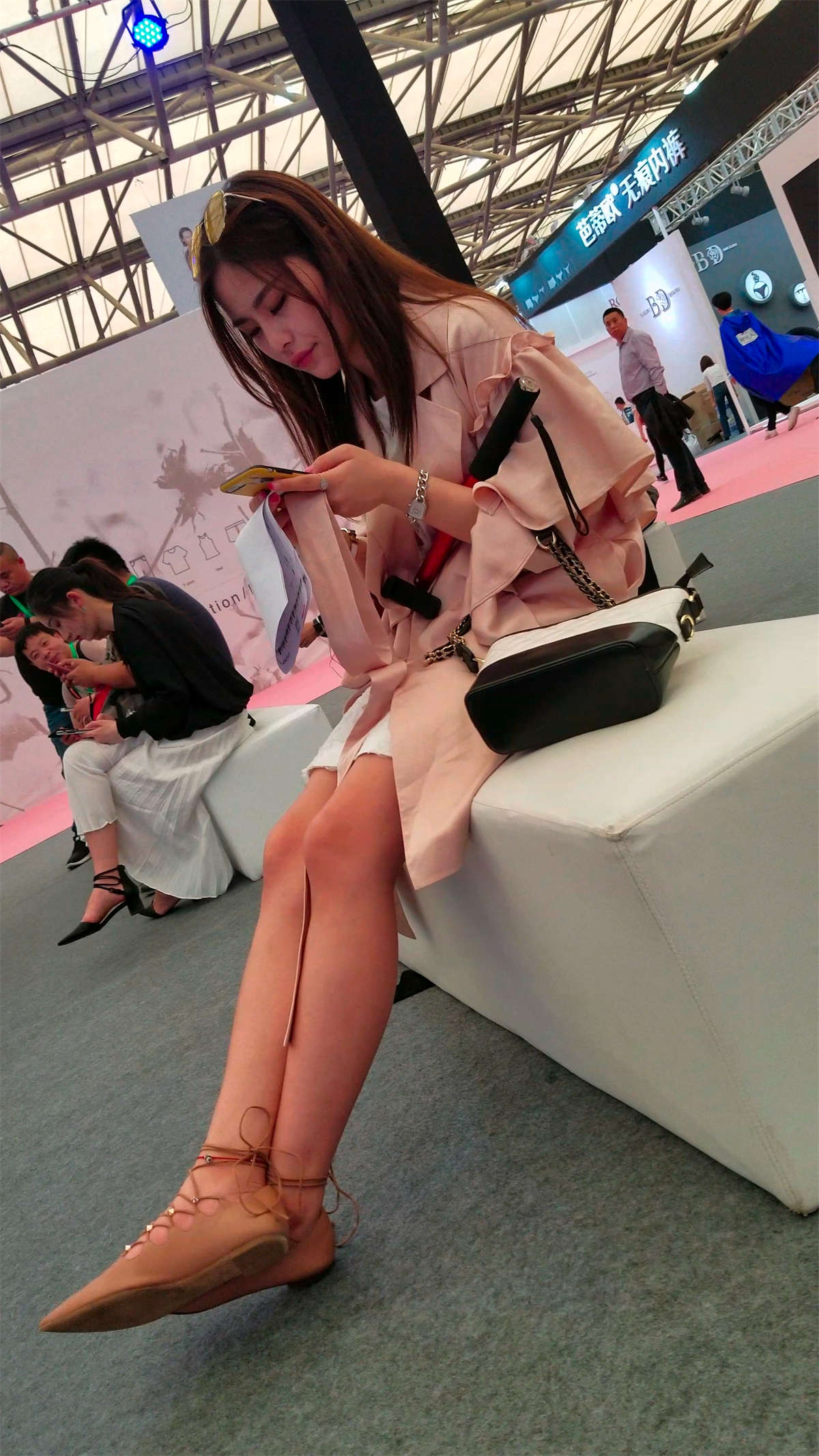 极品粉嫩美腿米色连衣裙天生丽质仙女姐姐-日更街拍