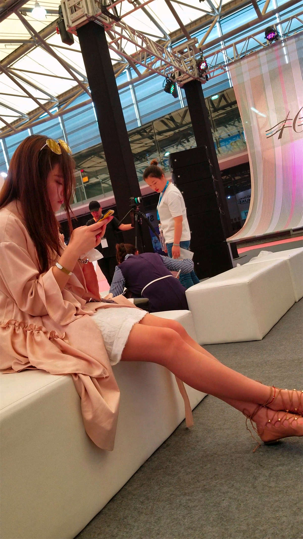 图片[2]-极品粉嫩美腿米色连衣裙天生丽质仙女姐姐-日更街拍