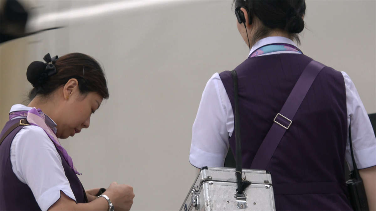 图片[2]-高铁乘务员制服丝袜-日更街拍