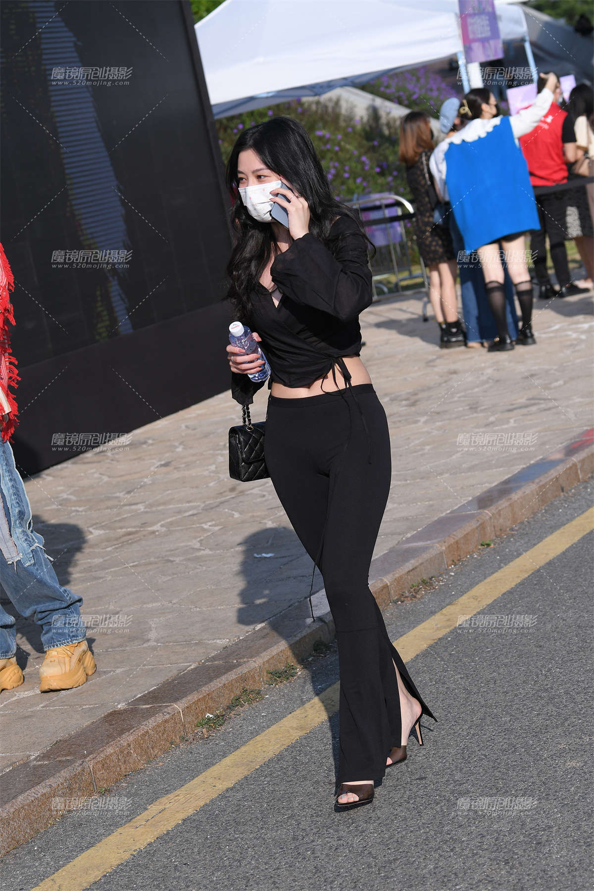 露腰紧身裤美女-日更街拍