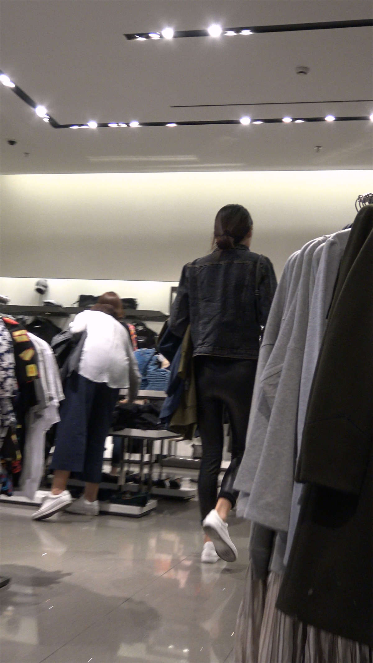 图片[2]-牛仔外套黑色皮裤娇小身材美女-日更街拍