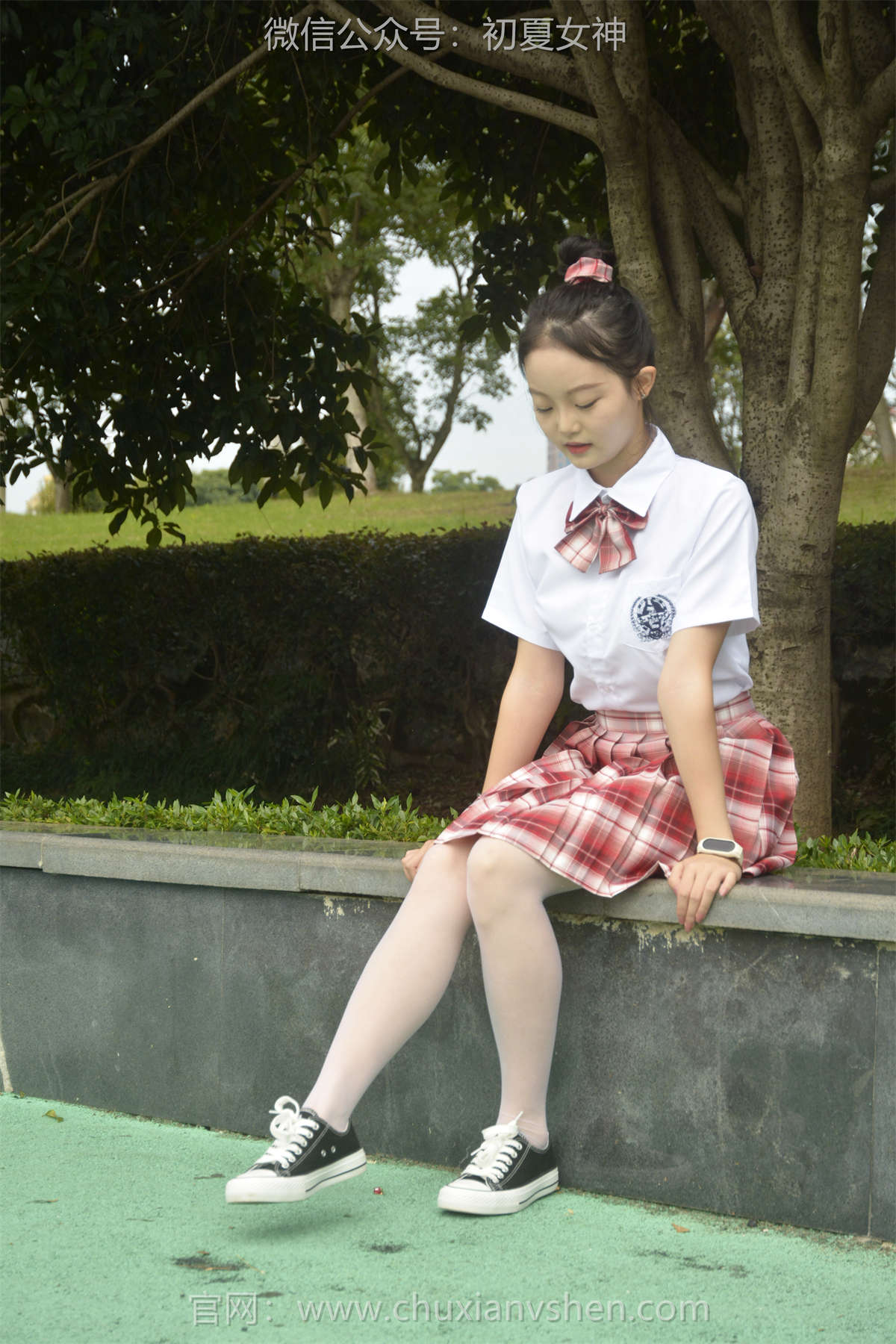 初夏女神 NO.105 双双 大红JK套-日更街拍