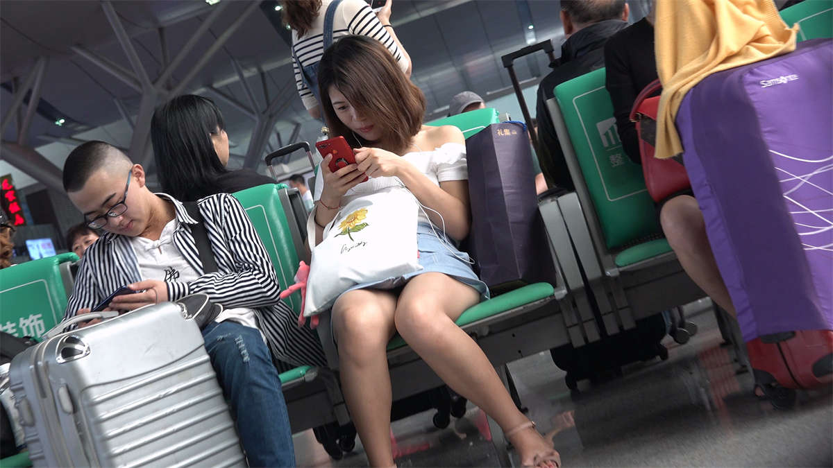 候车室的长发披肩美女-日更街拍