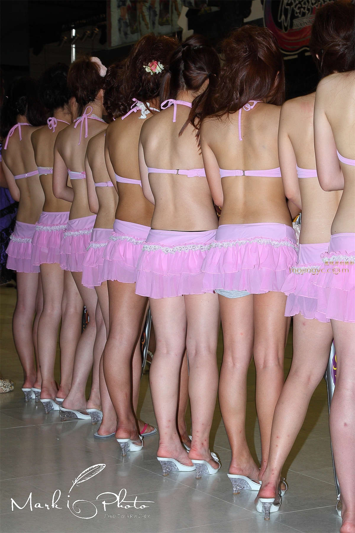 卡哇伊超白嫩美背-日更街拍