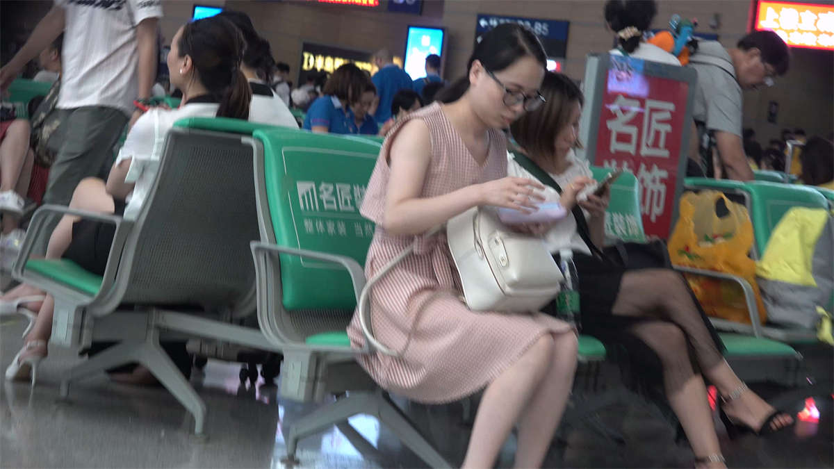 候车室里的美女翘起美脚玩鞋子-日更街拍