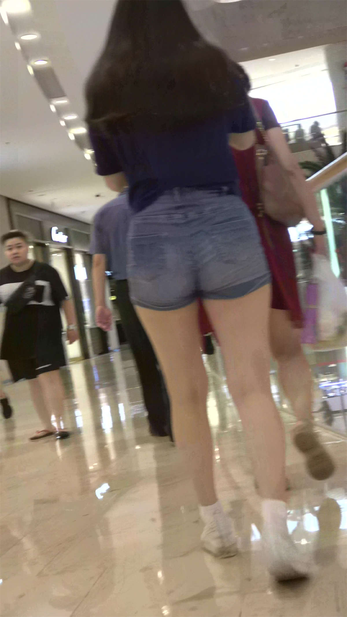 图片[2]-深蓝T恤衫热裤肉臀美腿-日更街拍