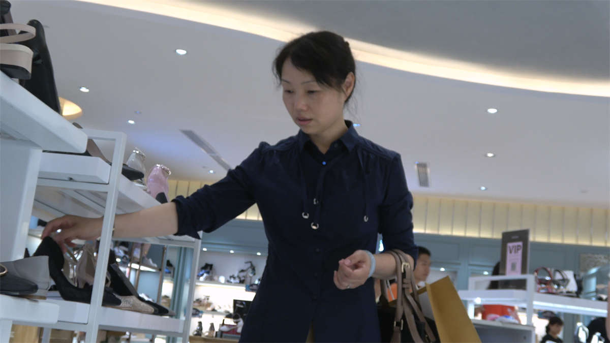 街拍成熟的女人性感的丝袜-日更街拍