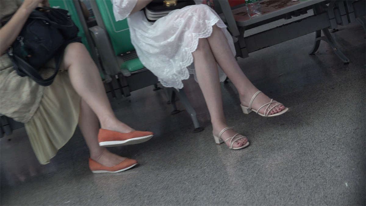 图片[2]-候车室里的美女-日更街拍