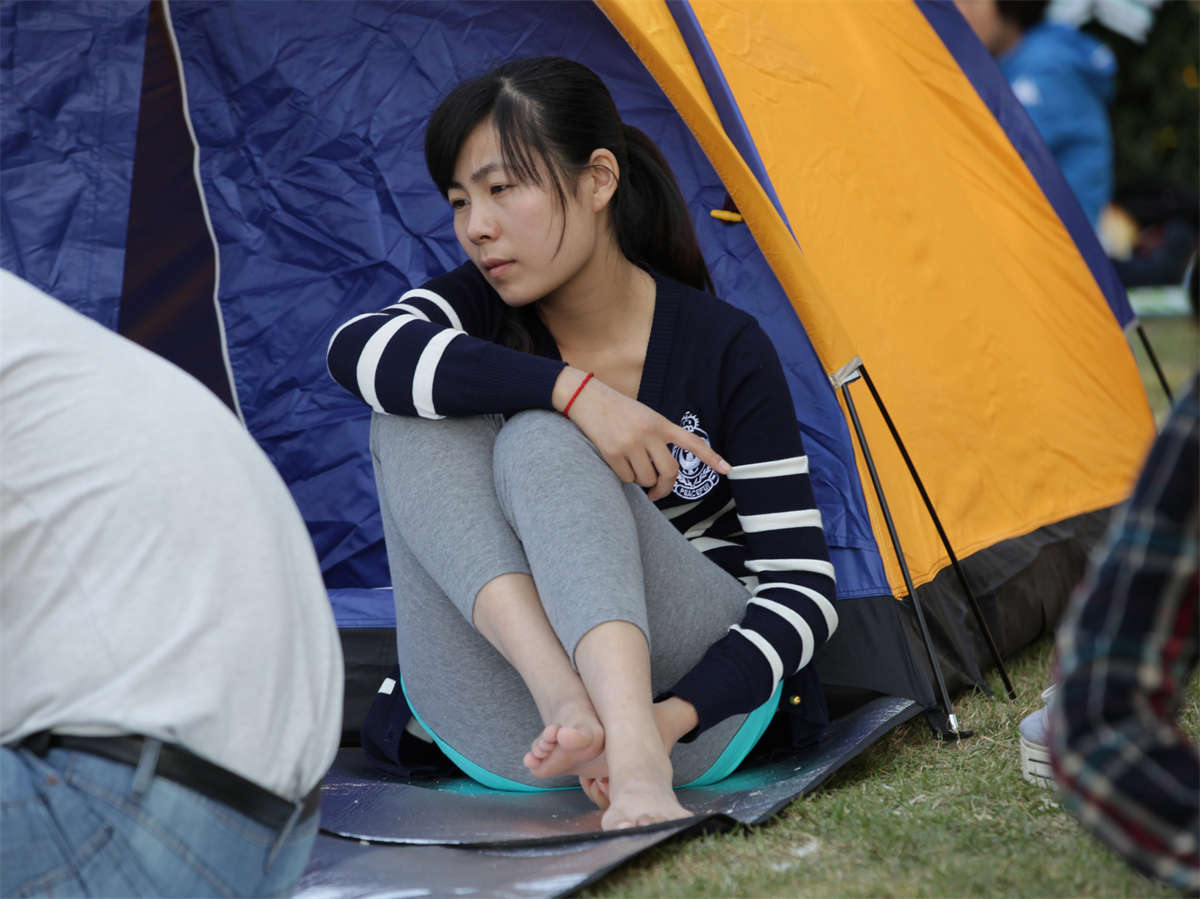踏青公园街拍系列No.537 文静少妇的“端庄”和“不雅”-日更街拍