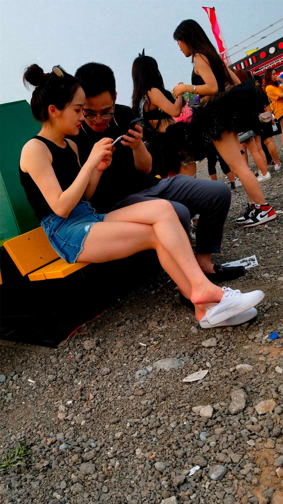 图片[2]-能找这么漂亮的女友看把这哥们笑得合不拢嘴-日更街拍