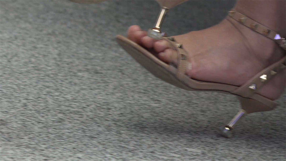 图片[2]-高跟鞋美女等候出发的高铁-日更街拍