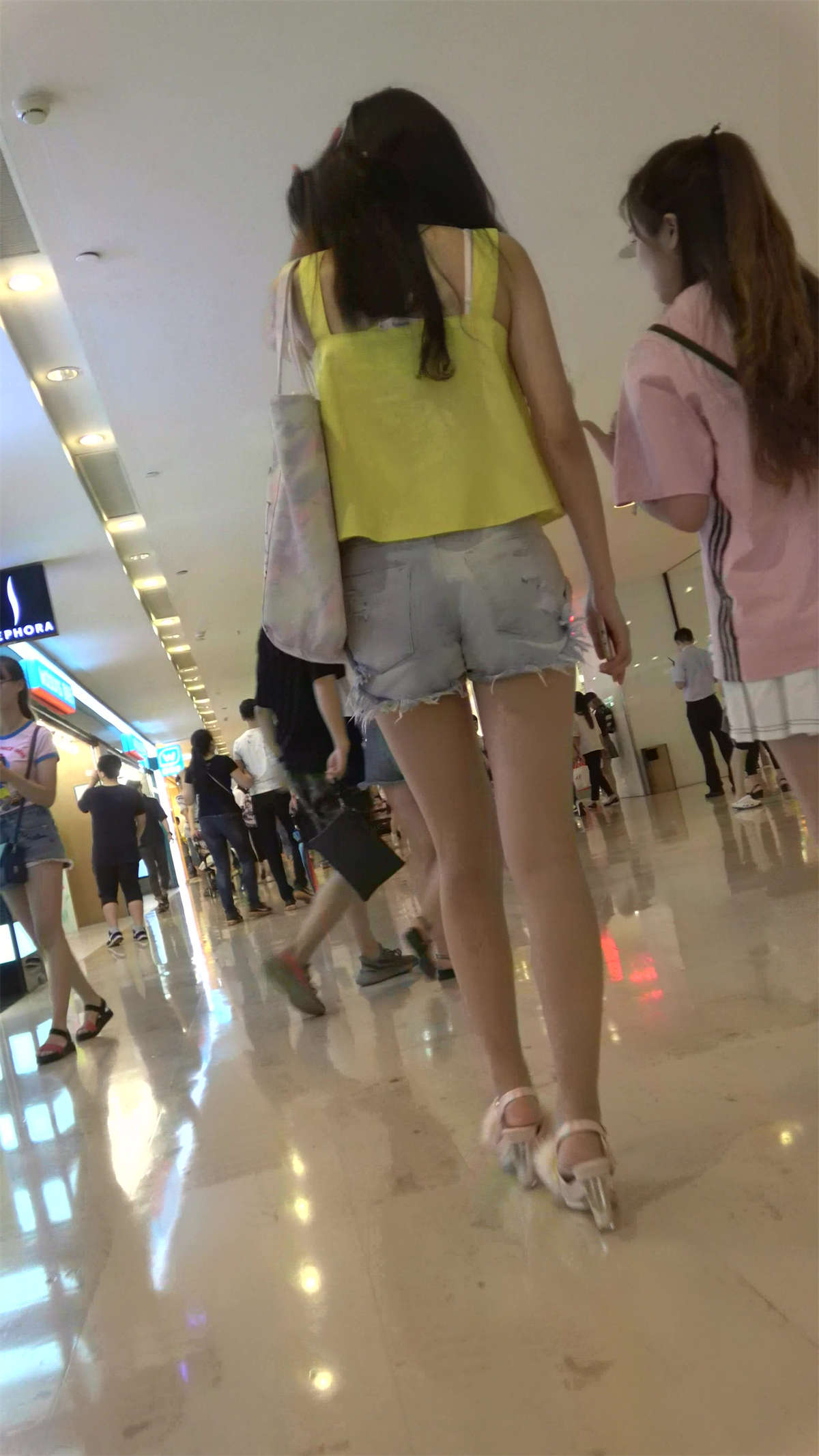 图片[2]-超短高腰碎边热裤黄衬衫长腿美女-日更街拍