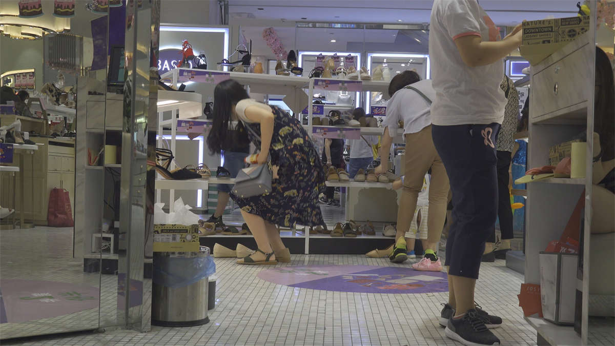 图片[2]-街拍鞋垫美女试鞋子-日更街拍