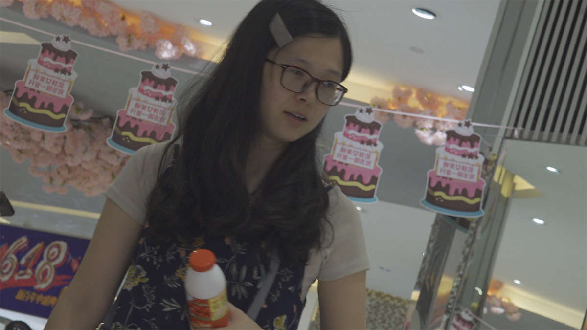 街拍鞋垫美女试鞋子-日更街拍