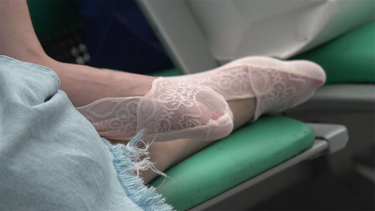 图片[2]-候车室里的蕾丝袜美女-日更街拍