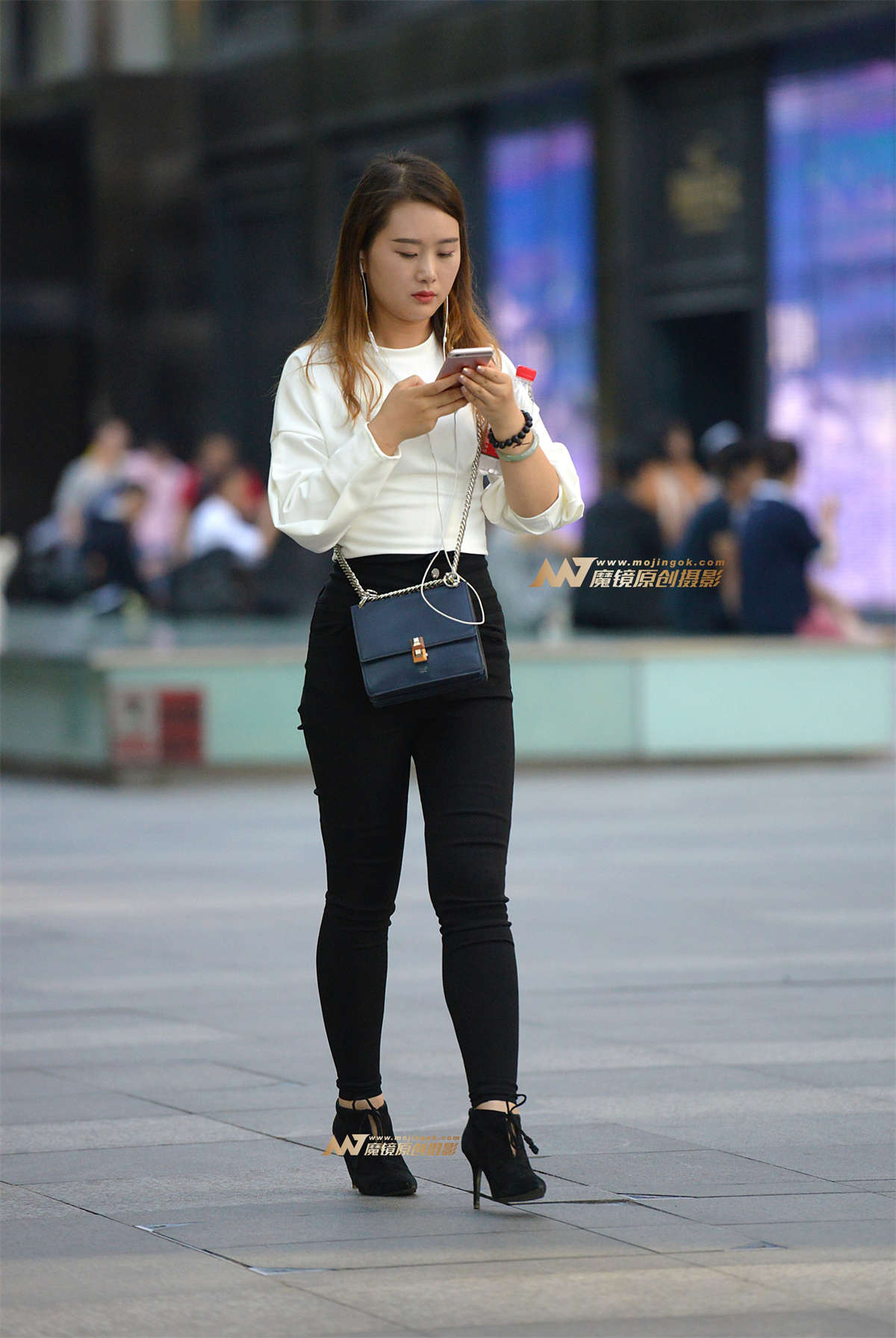 丰满的黑裤妹子插图1