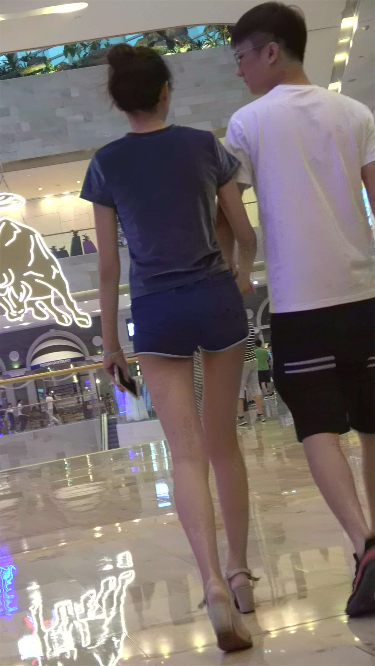 高腰牛仔热裤苗条身材美女-日更街拍