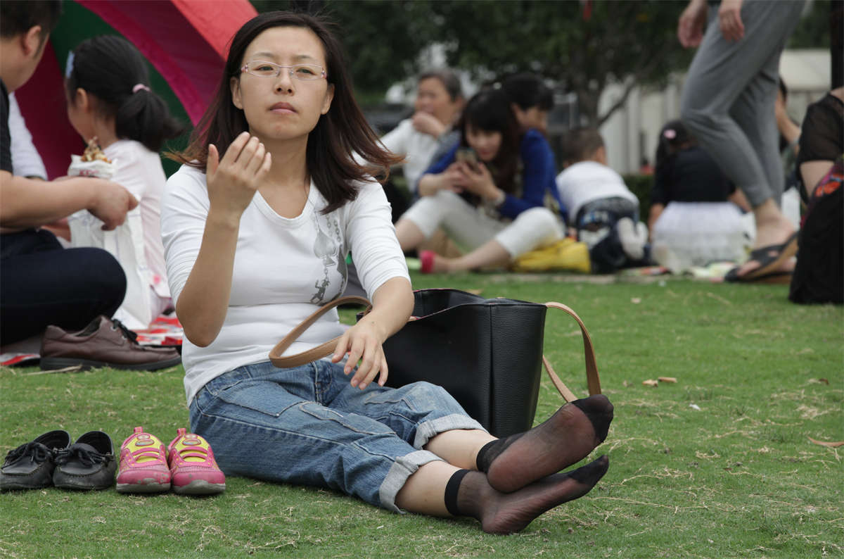 图片[2]-踏青公园街拍系列No.538 文静少妇的透亮短黑丝-日更街拍