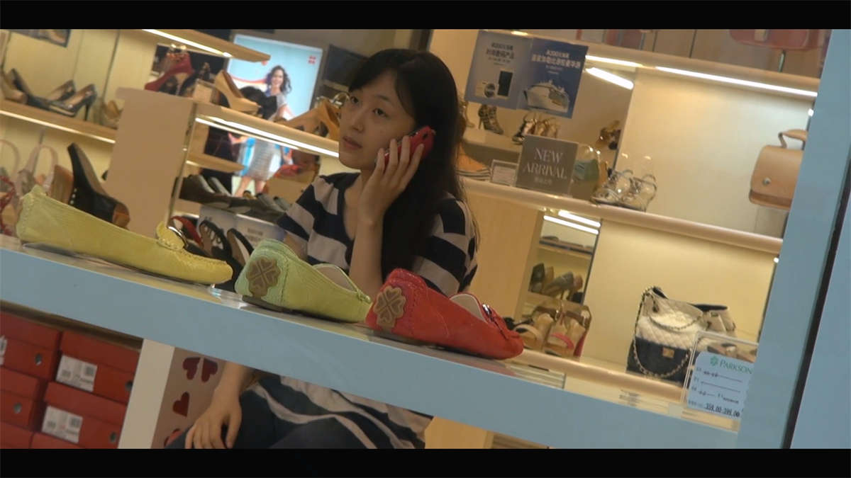 图片[2]-来看看化妆师如何为走秀模特的脚补妆-日更街拍