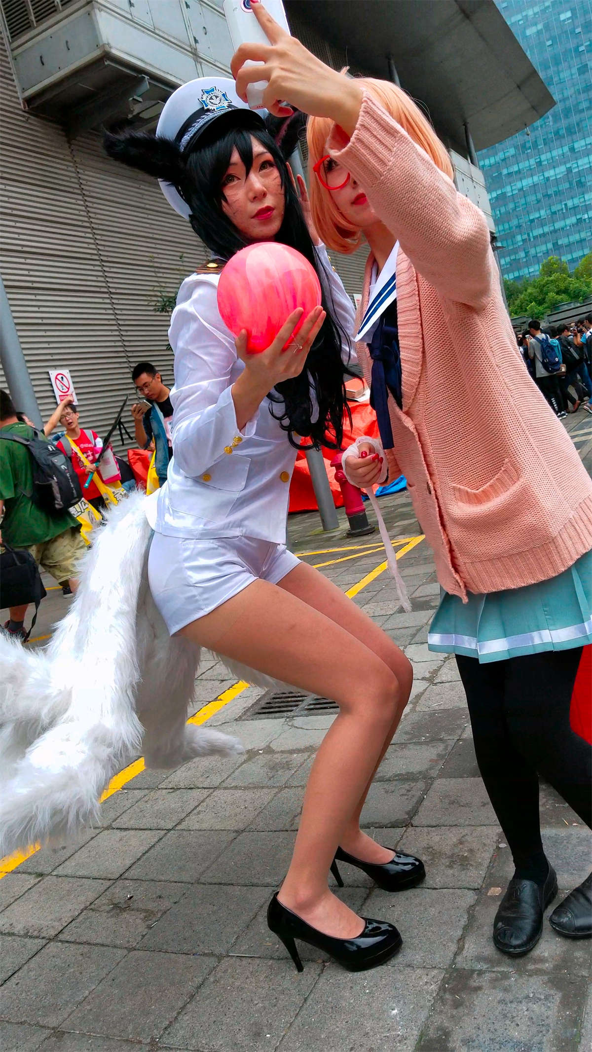 白色短裤苗条长腿少女玩cosplay-日更街拍