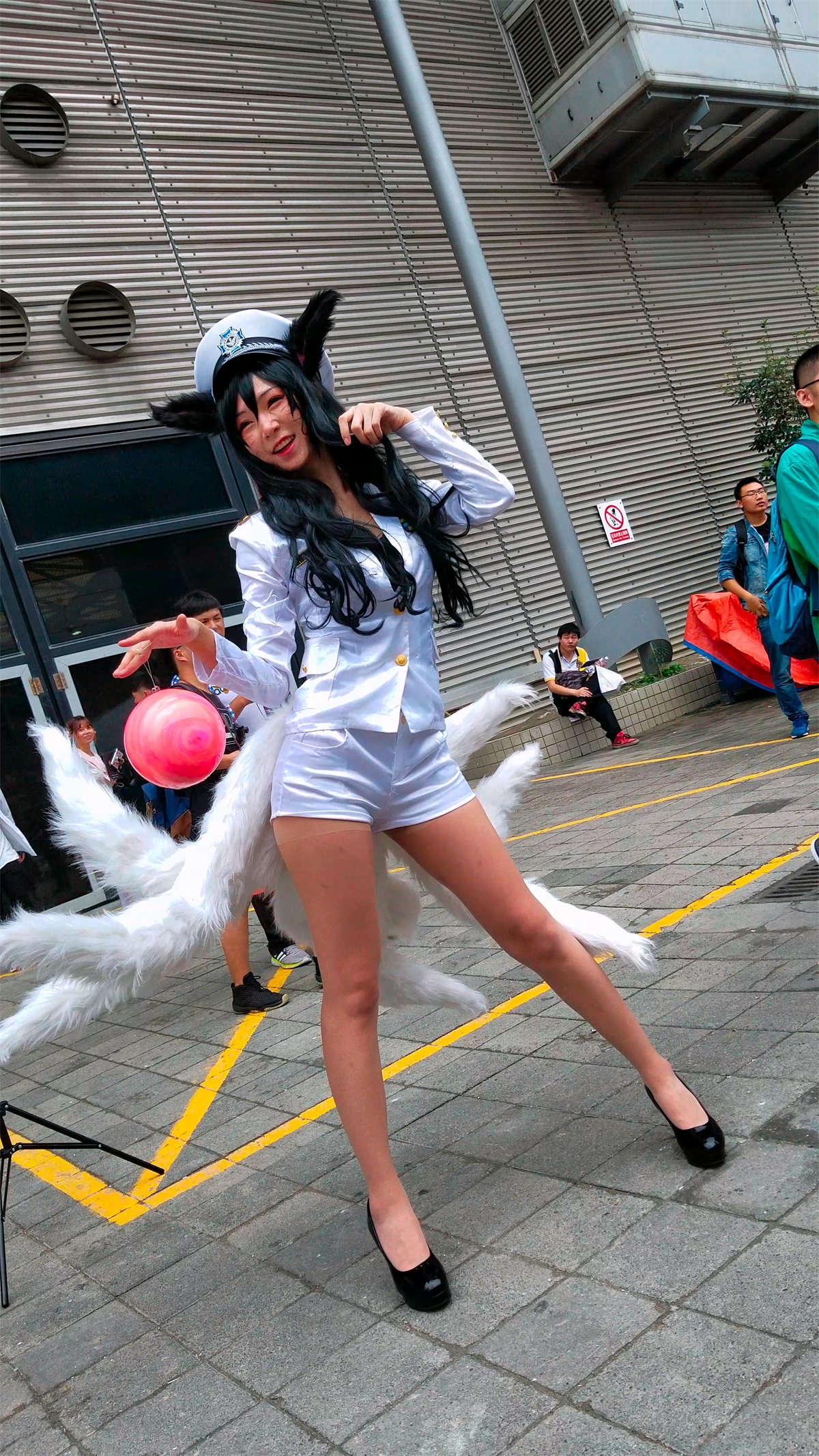 图片[2]-白色短裤苗条长腿少女玩cosplay-日更街拍