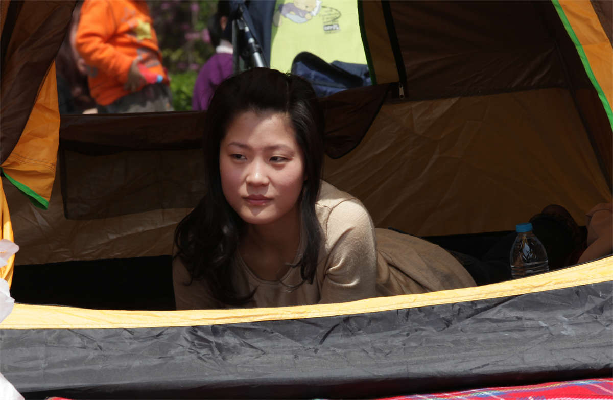 图片[2]-踏青公园街拍系列No.539 无限杀伤力的美少妇超薄黑丝-日更街拍