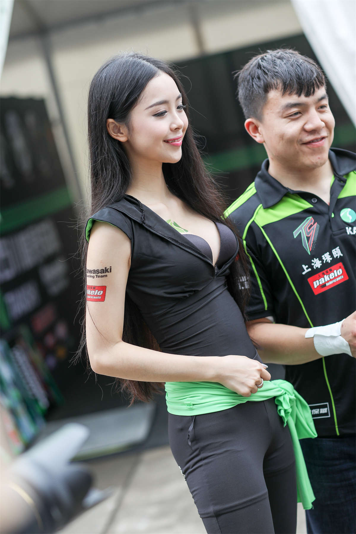 气质高冷的大胸美眉-日更街拍