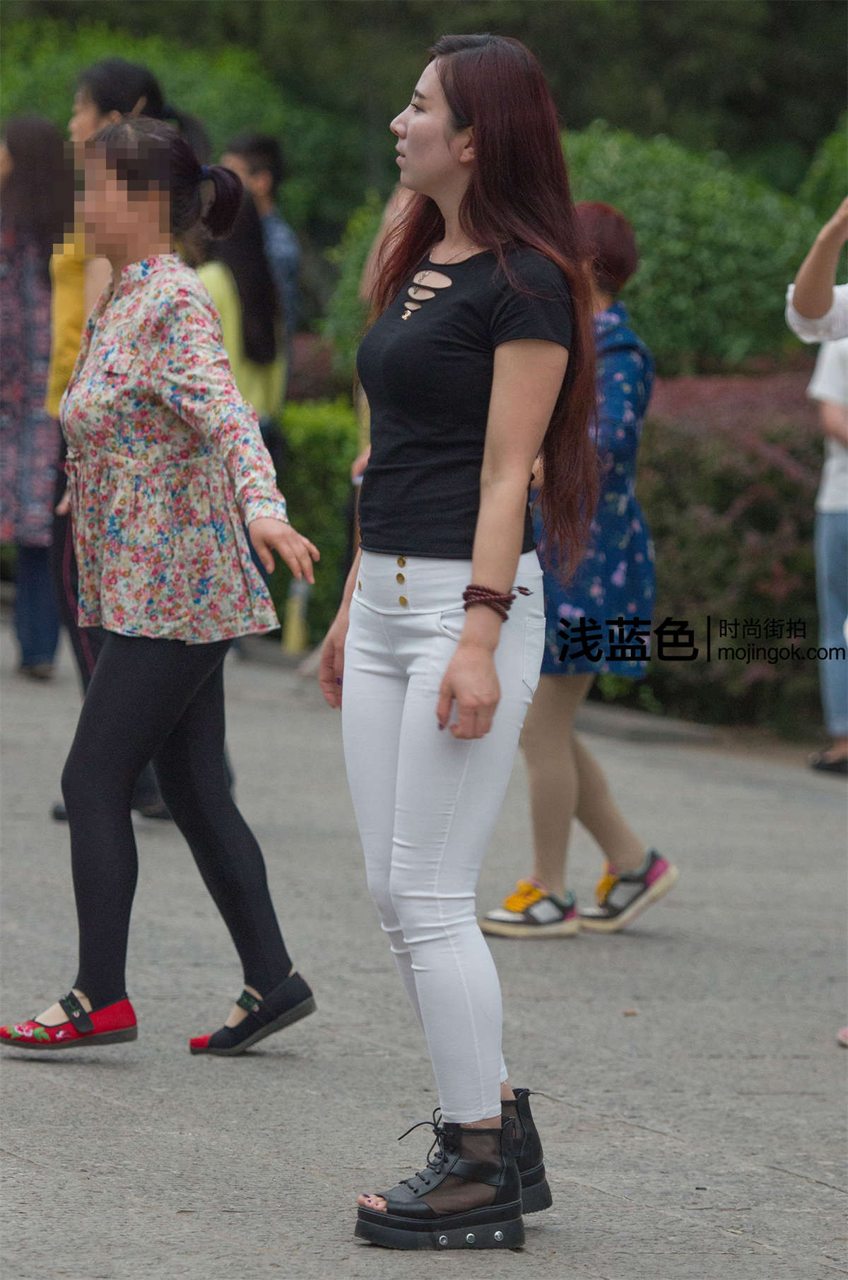 白裤丰臀少妇（26p）-日更街拍