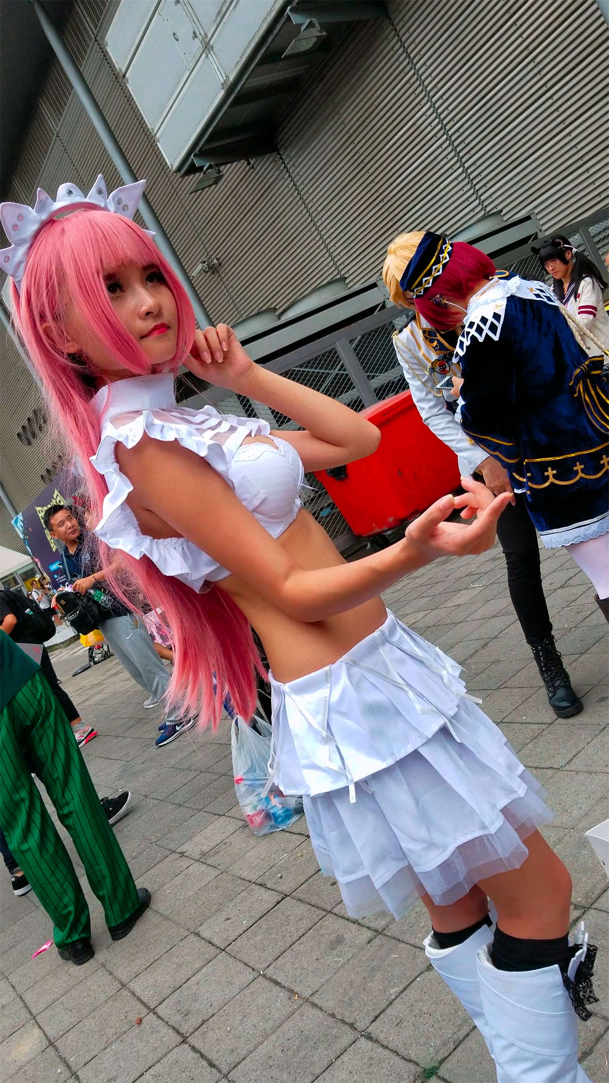 白色短裙cosplay的丰满少女-日更街拍