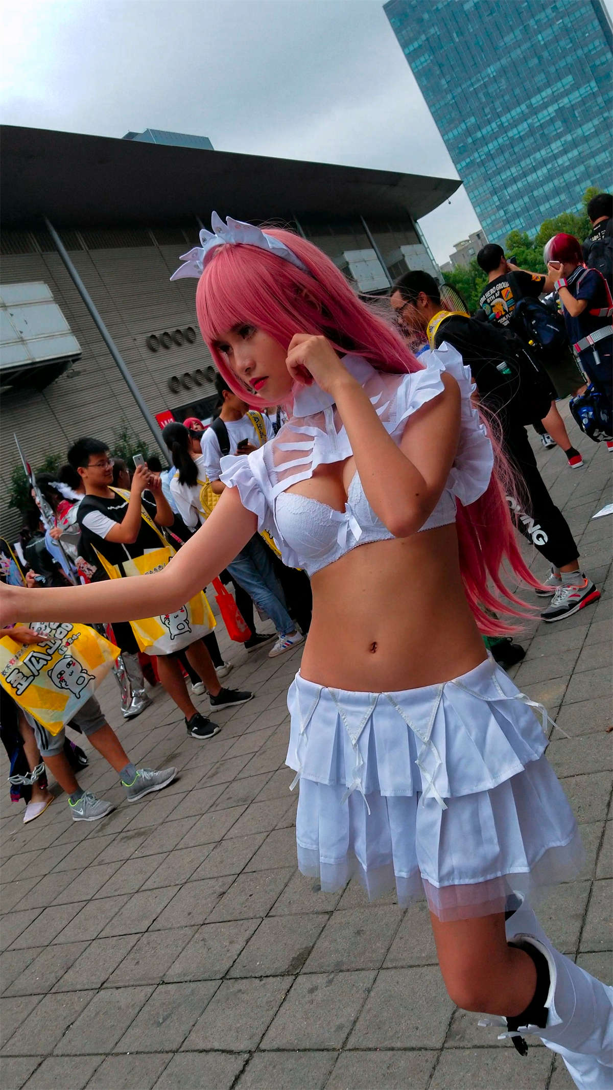 图片[2]-白色短裙cosplay的丰满少女-日更街拍