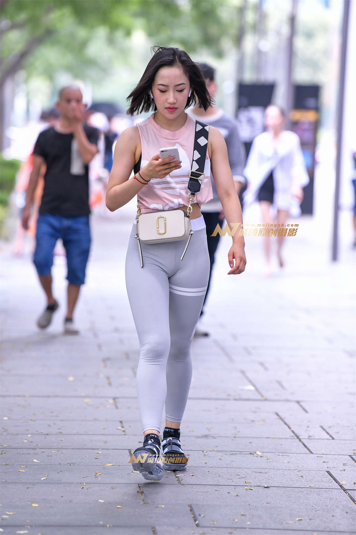 【久久赛帖】灰白色瑜伽裤美女-日更街拍