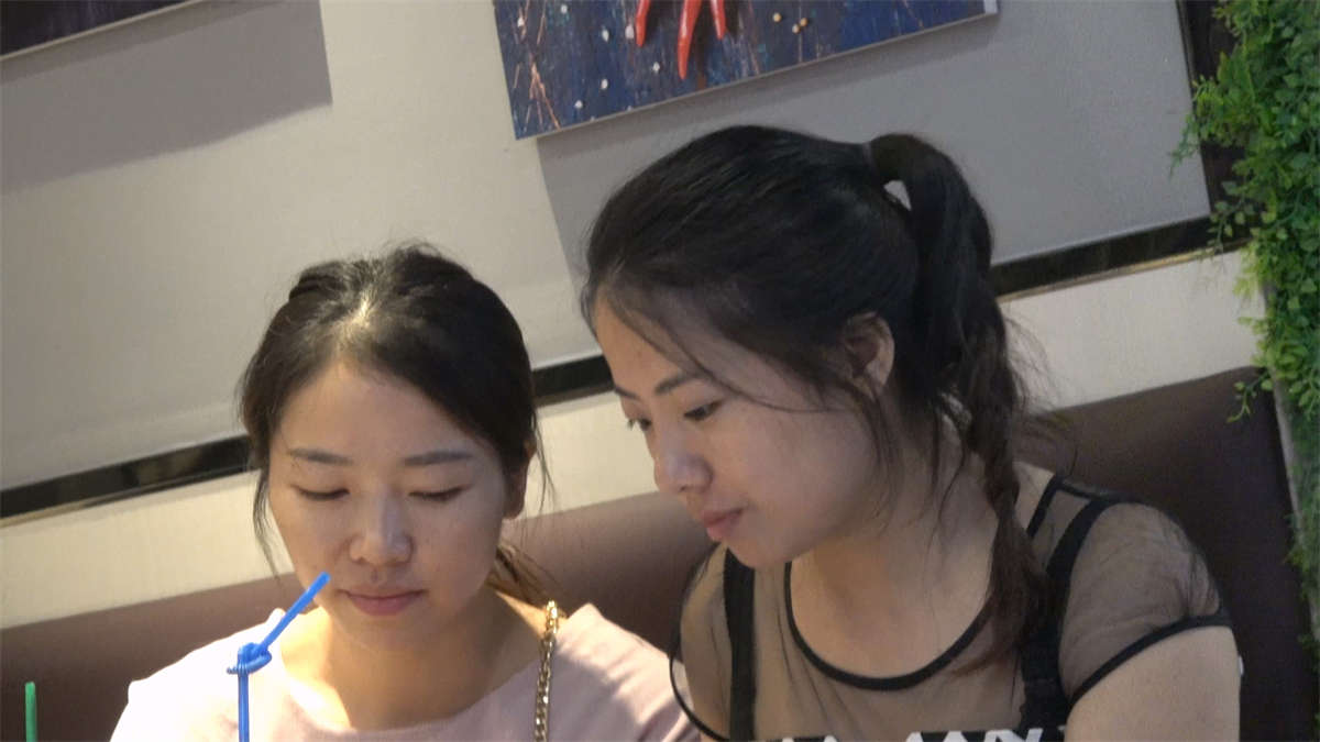 图片[2]-两位脸蛋漂亮的美足美女子-日更街拍