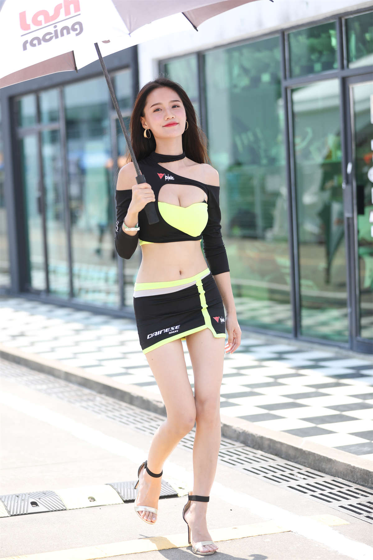 气质好像大s的美女车模-日更街拍