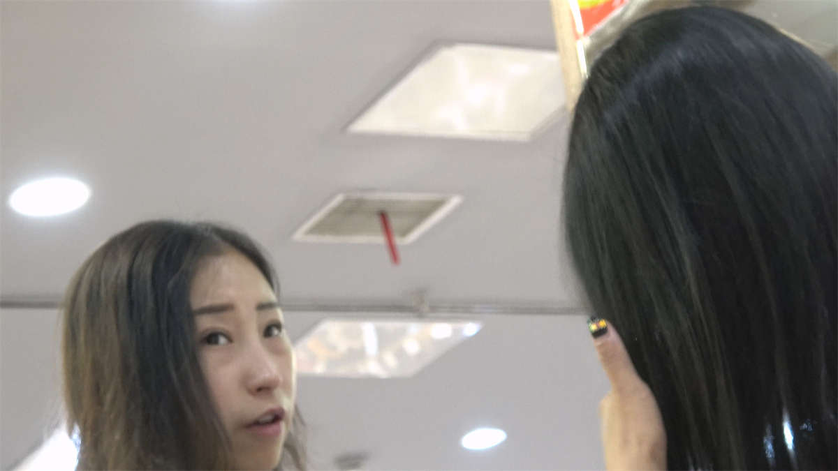 两位气质美女鞋店来回试鞋子-日更街拍