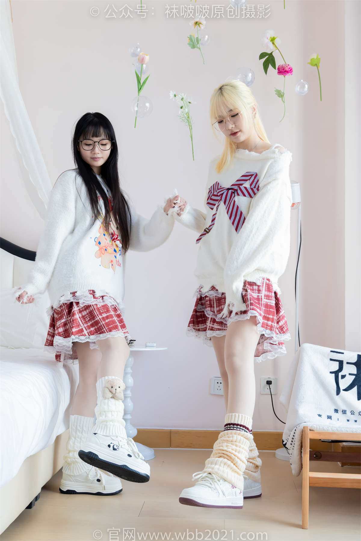 图片[2]-袜啵啵 No.484 小甜豆甜甜圈-两双板鞋、油亮肉丝（脚尖透明款）、堆堆袜套、白棉袜、脚对脚 斗脚 手互相挠脚剧情 剧情版-日更街拍