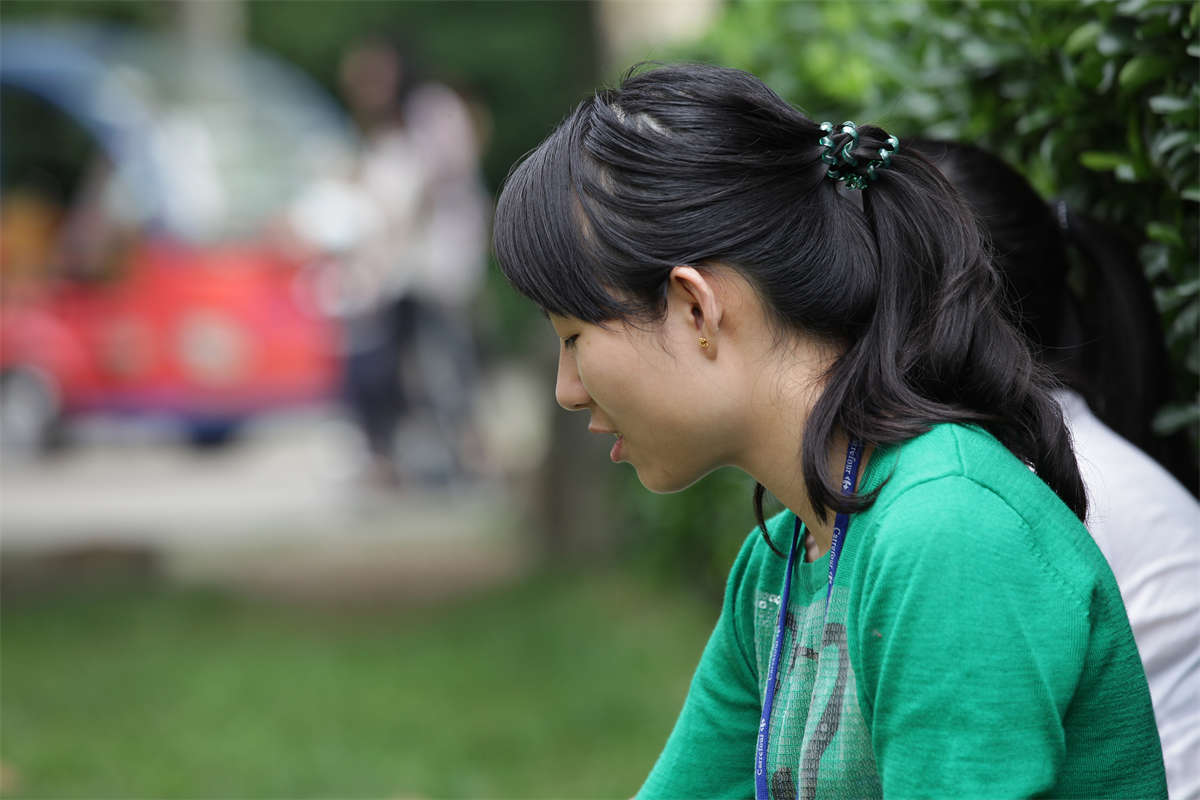 图片[2]-踏青公园街拍系列No.541 午休时间脱下高跟鞋，原来短肉丝还抽了丝-日更街拍