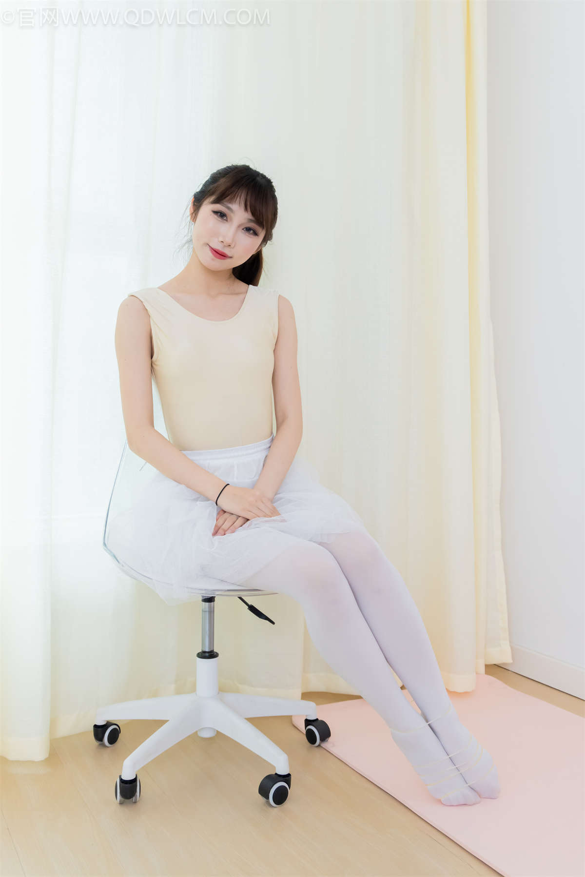 物恋传媒 NO.2307 泡泡-芭蕾鞋、厚白丝、芭蕾动作、皮筋绑脚剧情-日更街拍