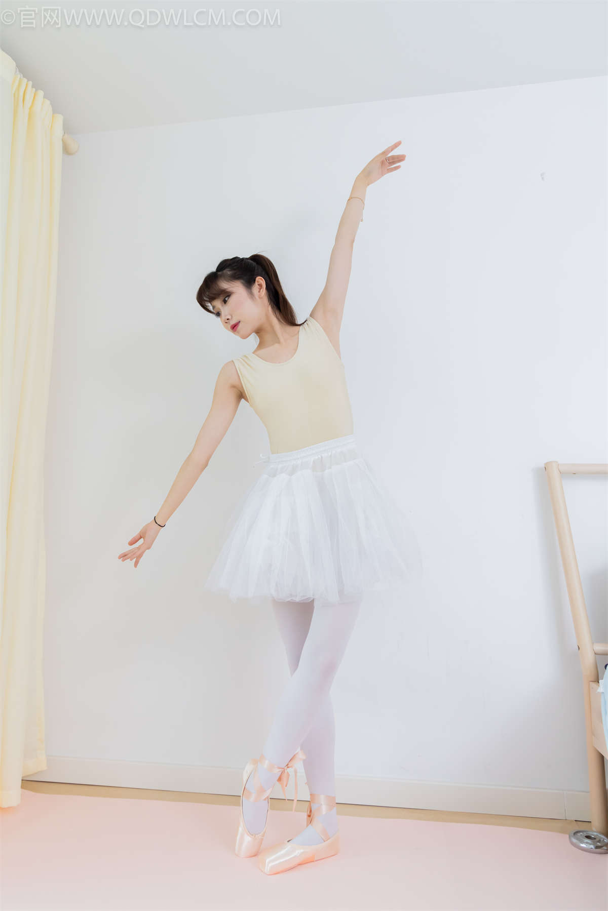 图片[2]-物恋传媒 NO.2307 泡泡-芭蕾鞋、厚白丝、芭蕾动作、皮筋绑脚剧情-日更街拍