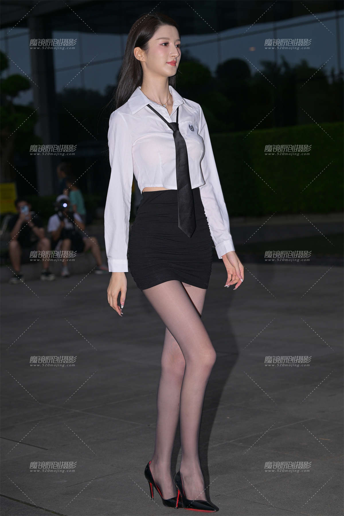 图片[2]-美腿黑丝谁不爱-日更街拍