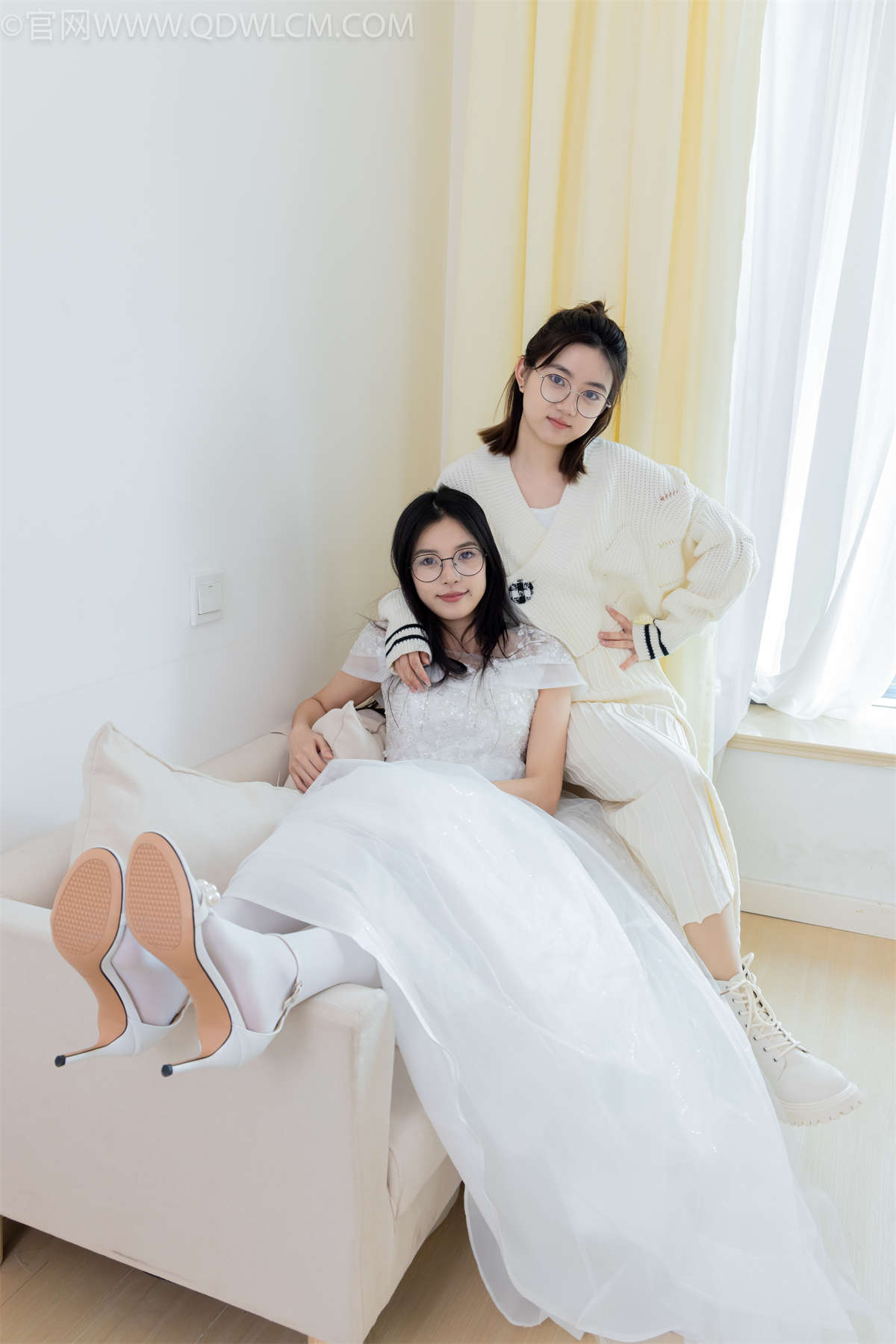 图片[2]-物恋传媒 NO.2308 茯苓&欢欢-高跟鞋、马丁靴、厚白丝、厚肉丝、瑜伽动作、挠脚剧情、婚纱-日更街拍