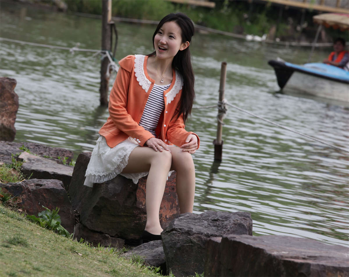 图片[2]-踏青公园街拍系列No.542 吸引无数游客目光的双胞胎姐妹-日更街拍