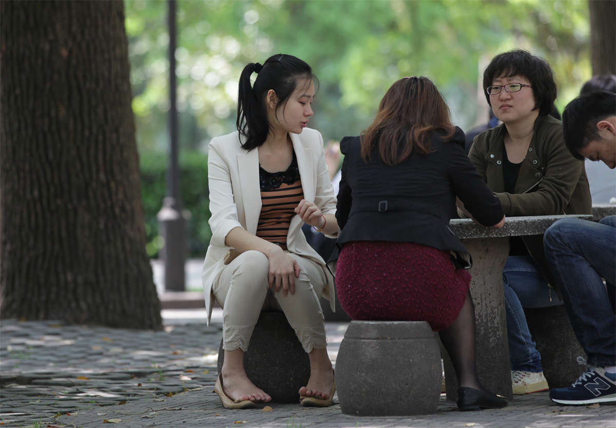 图片[2]-踏青公园街拍系列No.543 喜欢脱鞋的年轻OL，双脚午休时间到-日更街拍