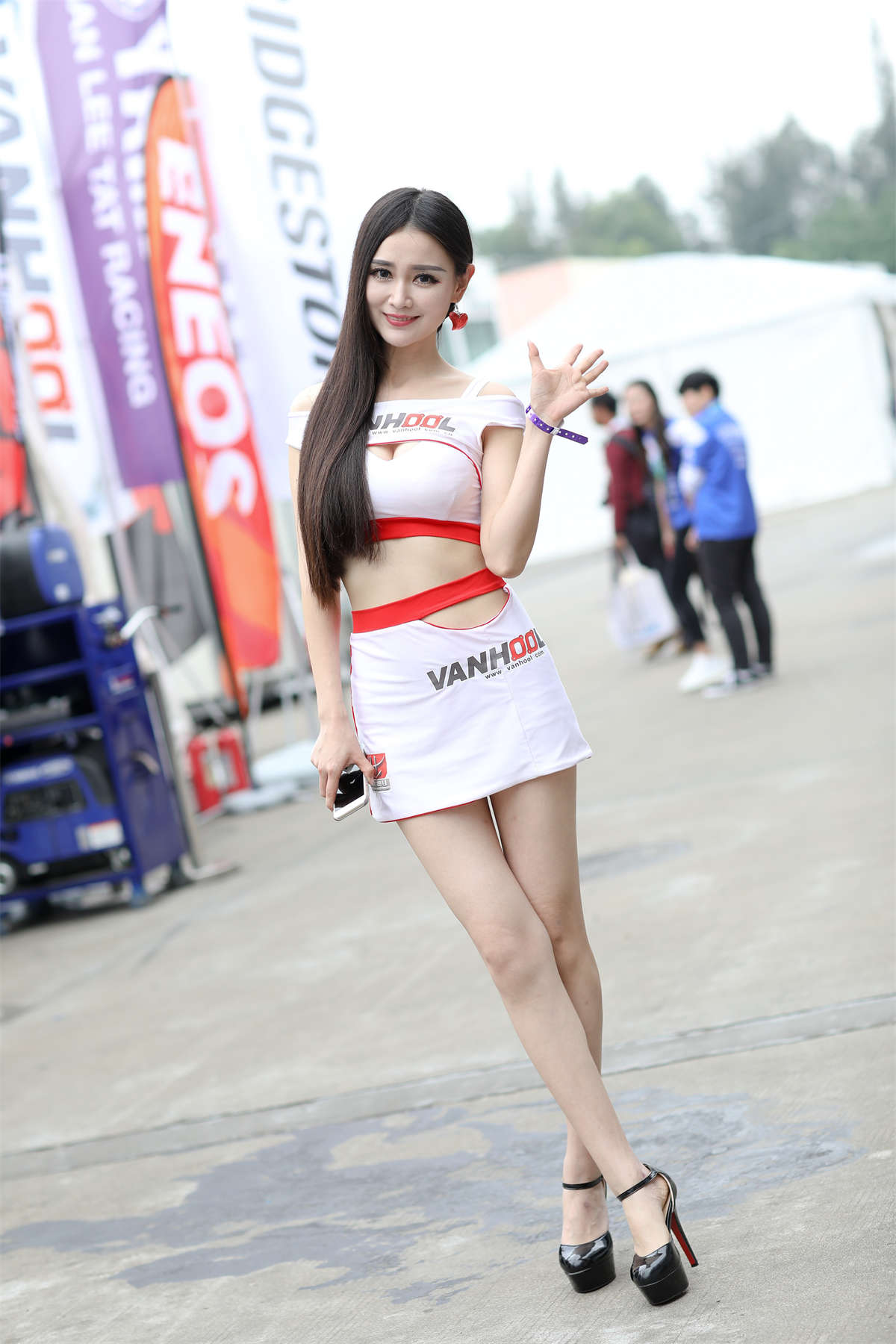 长发飘飘漂亮长腿美女模特-日更街拍