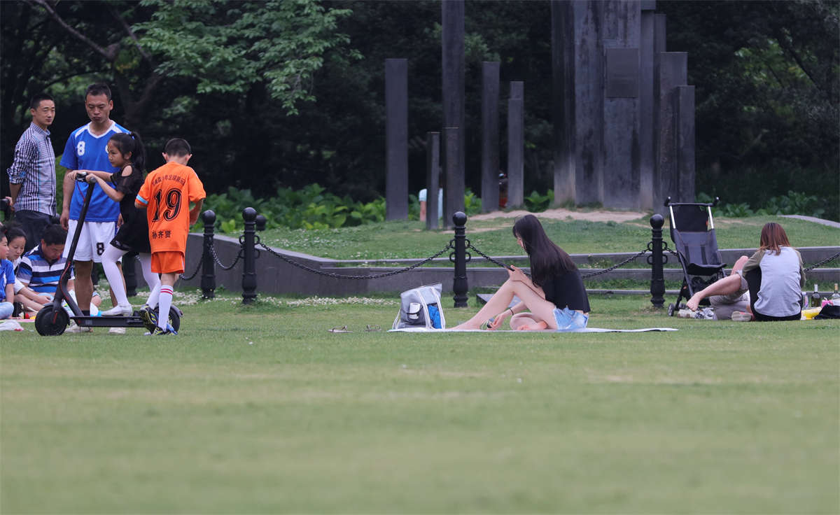 图片[2]-踏青公园街拍系列No.224 修长健美款之骨感素足 第5套-日更街拍