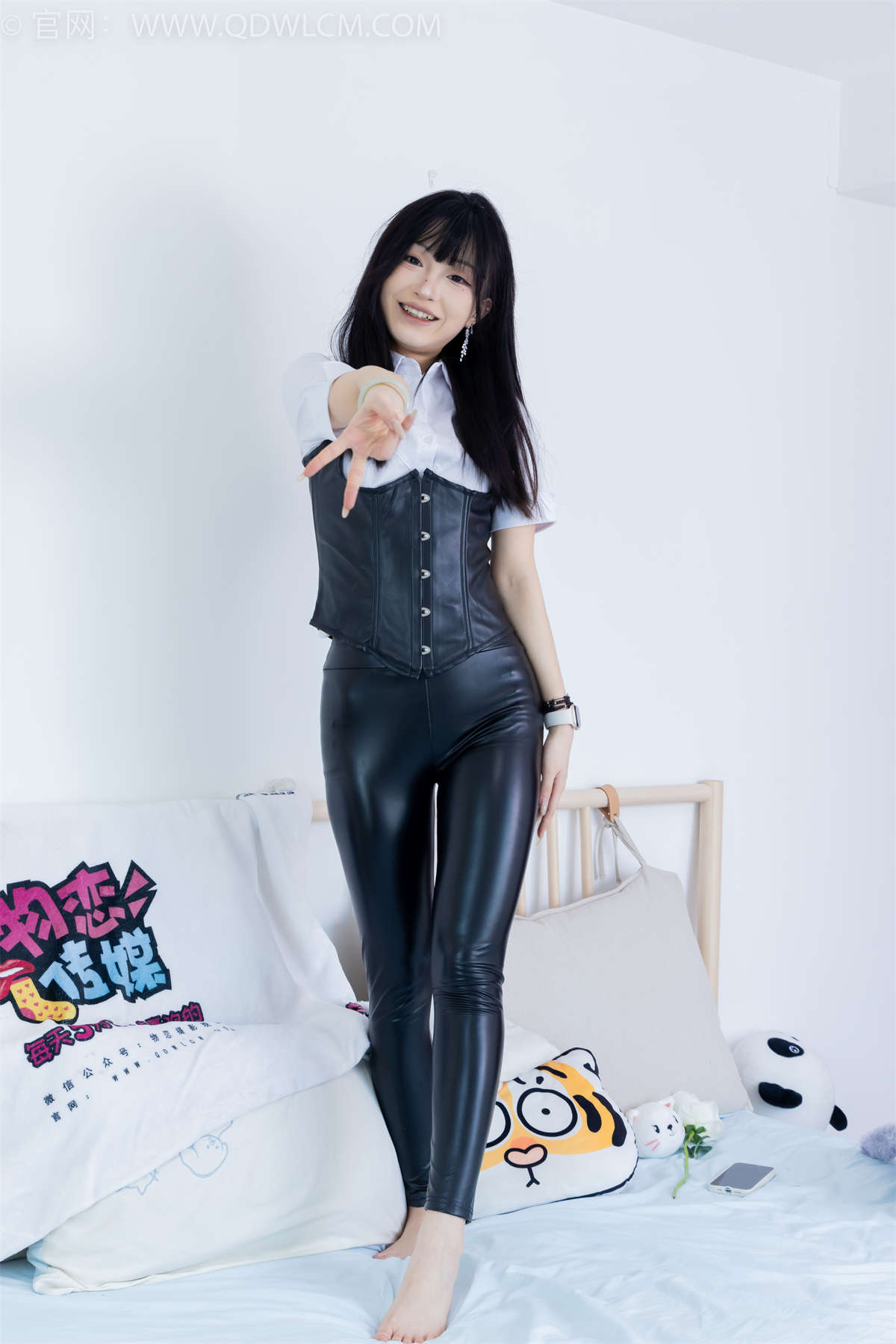 物恋传媒 NO.2289 嘟嘟-长靴、高跟凉鞋、白棉袜、裸足-日更街拍